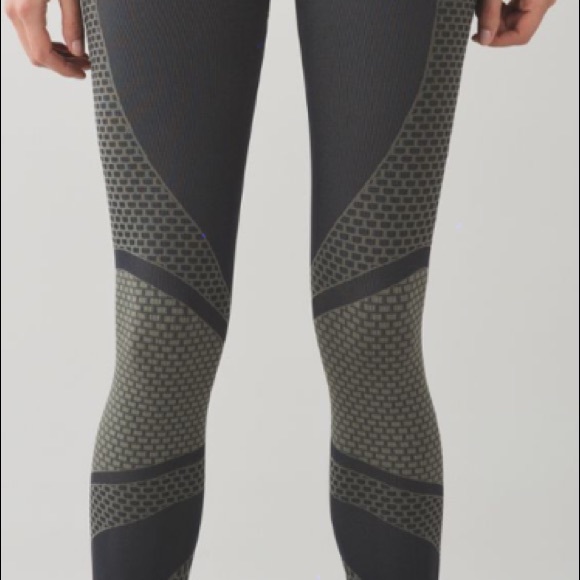 Lululemon About That Base Tight. Never Worn size 2 - Picture 4 of 4